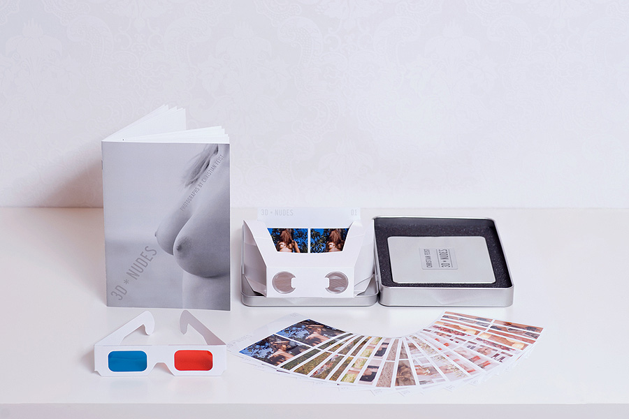 Das Buchset von 3D NUDES - Photographs by Christian Feist mit Rot-Cyan-Brille für das Buch im Anaglyphendruck, farbigen Stereokarten und faltbarem Stereobetrachter