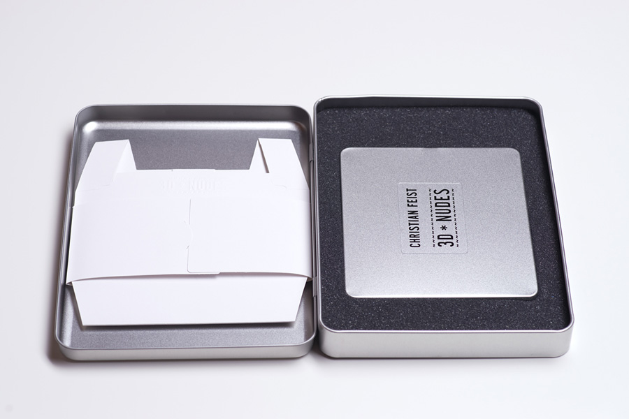 Das Buchset von 3D NUDES - Photographs by Christian Feist in der geoeffneten Blechbox