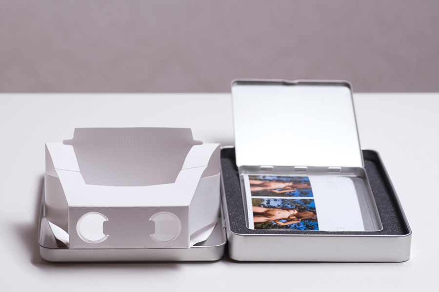 Das Buchset von 3D NUDES - Photographs by Christian Feist mit Aktfotos auf Stereokarten und faltbarem 3D-Betrachter in der Blechbox